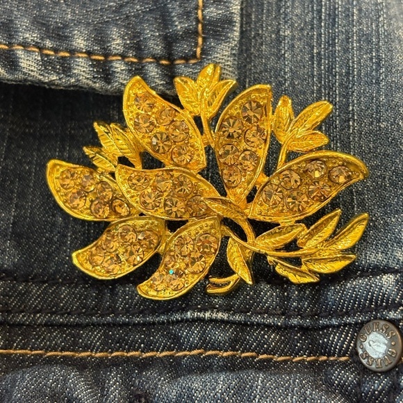 Old Hollywood Style Gold Tone Glam Floral Leaf Brooch Pin - Picture 7 of 7